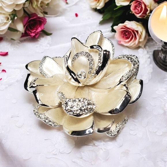 JOAN RIVERS Limited Edition Gardenia Rhodium Pave Crystal Flower Brooch - Picture 2 of 5